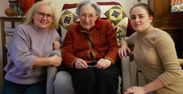 photo  marie à gauche et mathilde à droite se relaient pour accompagner mme seulin au quotidien 24h/24.  &copy;  le maine libre 