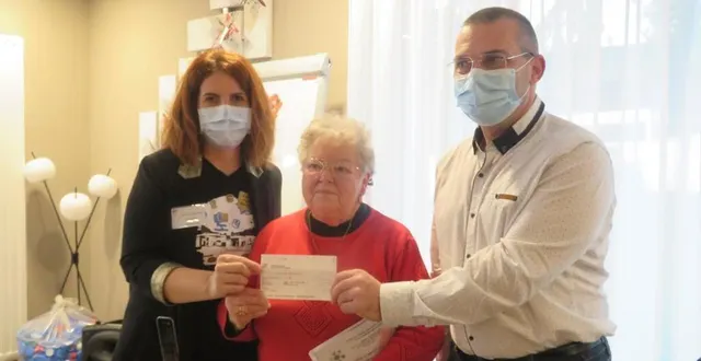 photo  mélanie minier, animatrice sociale de l’ehpad de saint-saturnin fondation georges-coulon, pierrette brebion, présidente de l’association opération bouchons 72, et sébastien buchet, directeur de l’ehpad de saint-saturnin à la remise du chèque de 500 € pour la collecte de bouchons réalisée par les résidents de l’ehpad.   &copy;  le maine libre 