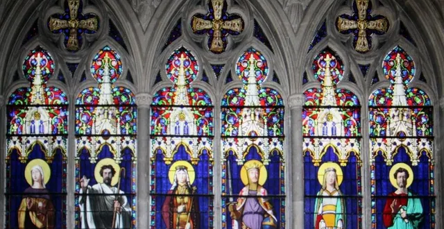 photo  deux rangées de six saints se font face, dans la galerie proche du chœur de la chapelle royale saint-louis de dreux (eure-et-loir).  &copy;  association vitraux fialeix 