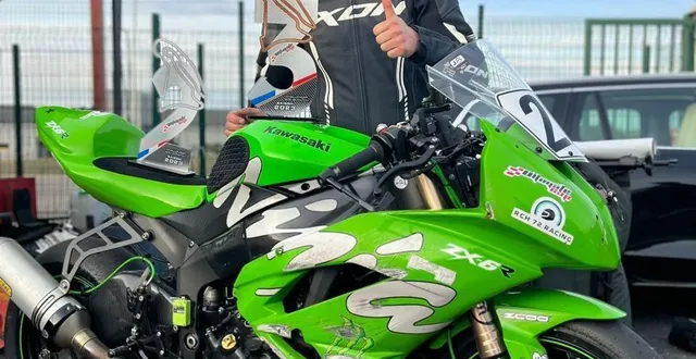 photo  clément rochais avec son trophée gagné lors de la dernière manche du championnat ultimate cup.  &copy;  clément rochais 