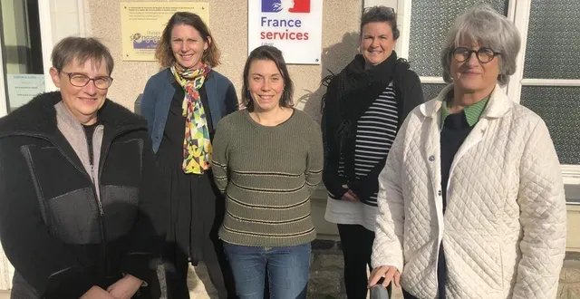photo  beaufort-en-anjou, le 21 novembre 2023. isabelle planté, adjointe aux affaires sociales à la ménitré ; nadège bouin, marie-pier viens et alice dumoulin salariées de france service ; et frédérique doizy, adjointe aux affaires sociales à beaufort-en-anjou.  &copy;  co – christophe ricci 