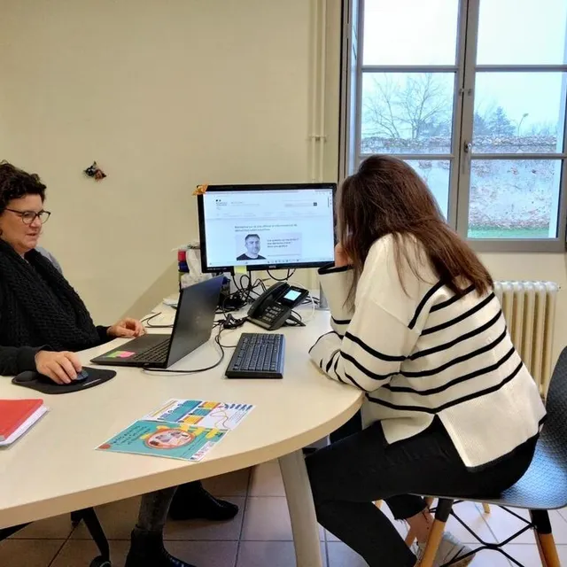 photo alice dumoulin, conseillère france services pour l’entente-vallée, lors d’un rendez-vous avec une usagère.  ©  document remis