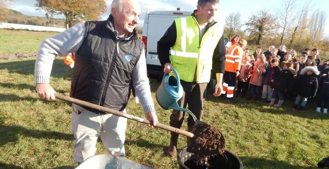 photo  plantation arbres en présence de 230 enfants.  &copy;  le maine libre 