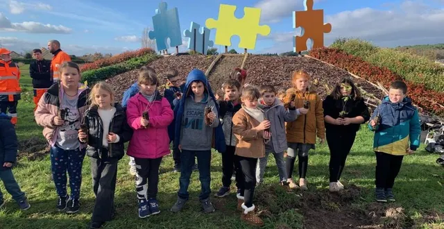 photo  les deux écoles de la commune, ici les élèves de saint-joseph, ont participé à l’opération de carbocage vendredi après-midi.  &copy;  ouest-france 