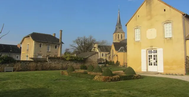 photo  la médiathèque sera construite sur cet espace près de la mairie et de la bibliothèque. elle utilisera les terrains de la poste, qui sera démolie.  &copy;  ouest-france 