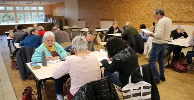 photo  micro et questionnaire en main, jacques debonne, (debout), a fait travailler la mémoire des aînés.  &copy;  ouest-france 