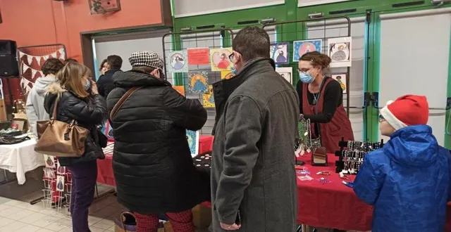 photo  le comité des fêtes organise son premier marché de noël, samedi, en espérant avoir autant de visiteurs qu’à celui de la municipalité, ici, en 2021.  &copy;  archives ouest-france 