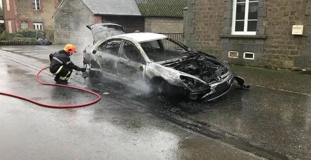 photo  une voiture a pris feu dans le centre-ville de montsecret-clairefougère (orne), ce lundi 27 novembre 2023.  &copy;  ouest-france 
