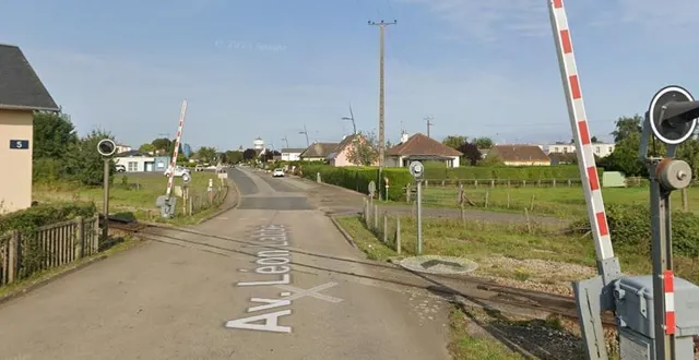 photo  la voiture a été retrouvée, sans personne à bord, sur le passage à niveau de la commune d’écouché-les-vallées.  &copy;  image google street view 