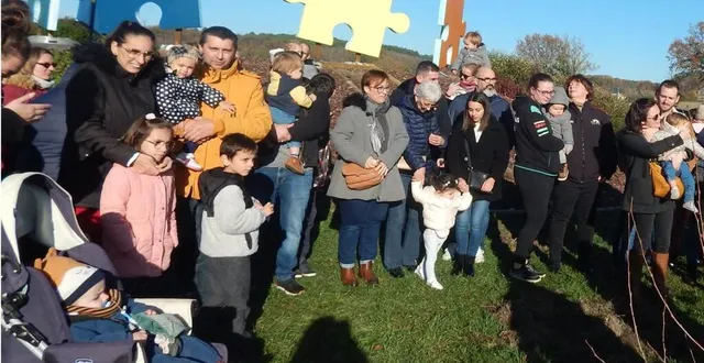 photo  enfants et parents ont planté des arbres de différentes essences..  &copy;  le maine libre 