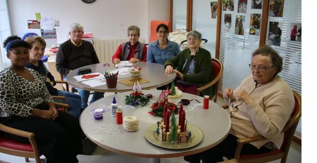 photo  cindy oriot, 3e à droite noël dorimont, 1re à gauche, animatrices accompagnées de résidents pour un atelier  &copy;  le maine libre 