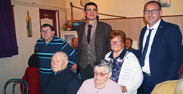 photo  assis : camille poulain, 90 ans et paulette blais, 92 ans. au second plan : claude gautier, 77 ans et andrée voivenel, 93 ans, en compagnie de maxime guilmin, maire de montsecret-clairefougère et julien salliot : maire délégué de clairefougère.  &copy;  ouest-france 