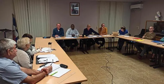 photo  les membres du conseil municipal du bailleul réunis.  &copy;  le maine libre 