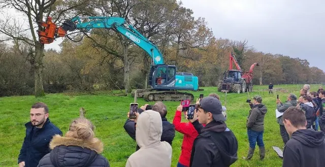 photo  des démonstrations mécaniques et sécurisées ont été faites sur le terrain devant une centaine de participants  &copy;  ouest-france 