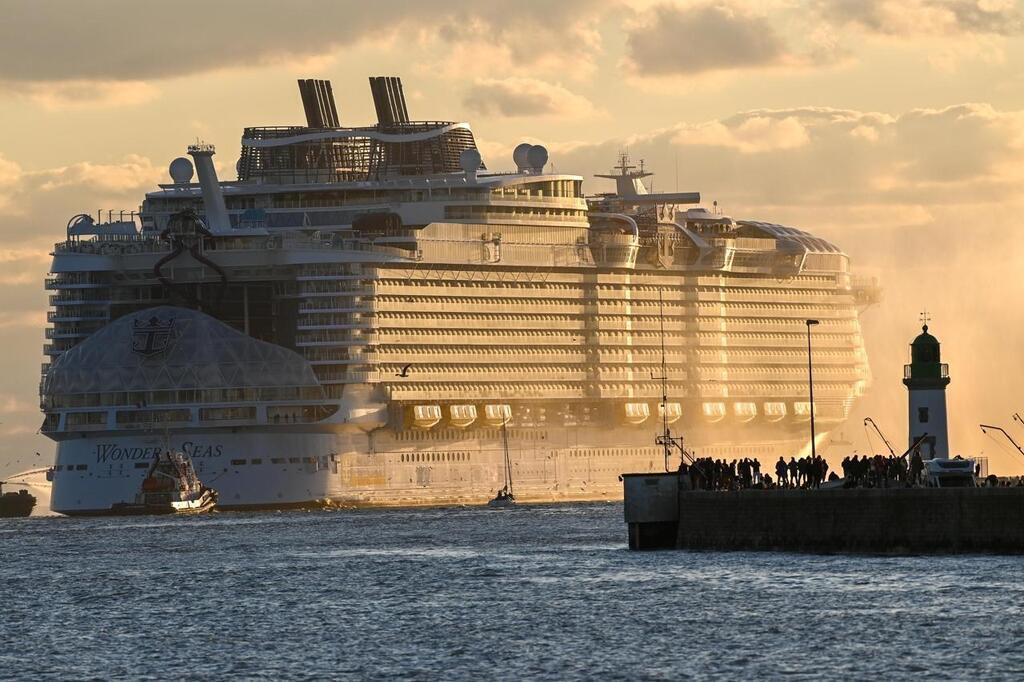 Transport des passagers paquebots géants de la migration au tourisme de masse et après