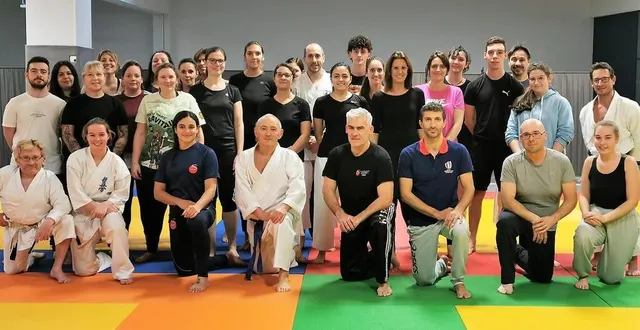 photo  le public, et les femmes en majorité, a répondu présent lors du stage proposé dans le cadre de la journée internationale de lutte contre les violences faites aux femmes animé par leïla heurtault, triple championne du monde et 18 fois championne de france de karaté, assistée d’emmanuel coudreuse, instructeur du samouraï 2000.  &copy;  le maine libre 