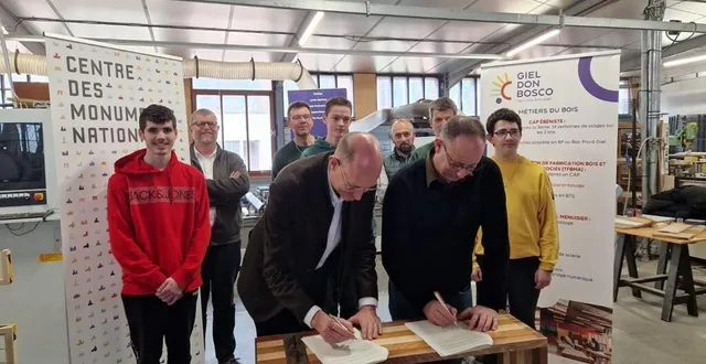 photo  à gauche, hervé yannou, administrateur du château d’angers et françois montambault, président du conseil d’administration de giel don bosco, en présence de jean-françois connan, directeur, pierre lebreuilly, directeur adjoint, julien lemoine, chef de l’atelier bois et quelques élèves de la filière bois, ont signé la convention dans le cadre du dispositif « chefs-d’œuvre de la république ».  &copy;  ouest-france 