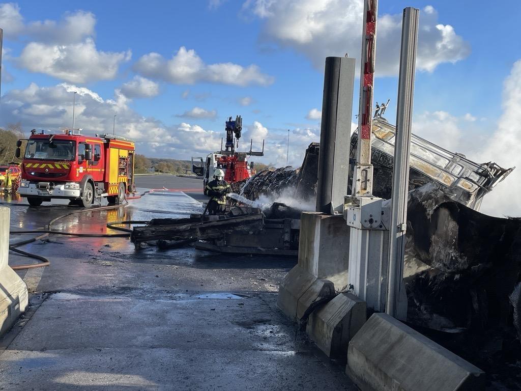 EN IMAGES. Camion En Feu Au Péage De La Gravelle : Une Opération D ...