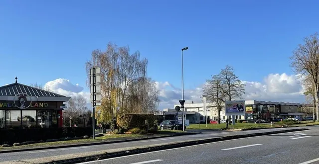 photo  à argentan (orne), burger king souhaite implanter son restaurant entre mcdonald’s (à gauche) et les meubles monnier (à droite).  &copy;  ouest-france 