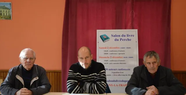 photo  michel lemoust de la fosse (à gauche), thomas chéry (au centre) et gérard gosset préparent activement le 15e salon du livre de soligny-la-trappe.  &copy;  ouest-france 