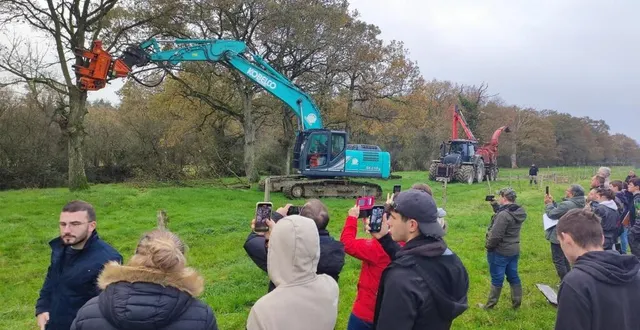 photo  une centaine de personnes dont 35 élèves de la mfr de segré-en-anjou-bleu ont assisté aux démonstrations de traitement des arbres et des haies.  &copy;  co 