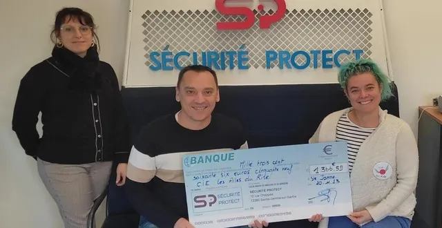 photo  ludovic morin, gérant de sécurité protect, a remis le chèque à la cie « les ailes du rire ».  &copy;  le maine libre 