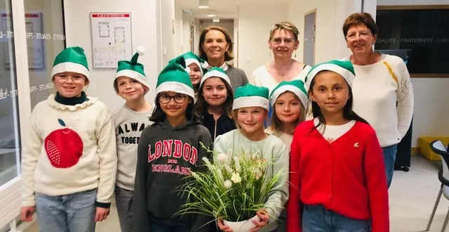 photo  les huit éco-délégués entourés de la maire véronique cantin, de l’adjointe florence thise et de la conseillère sylvie duchesnes.  &copy;  le maine libre 