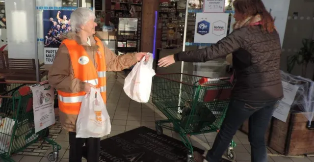 photo  les bénévoles ont rappelé la collecte en distribuant des sacs à l’entrée du supermarché.  &copy;  ouest-france 