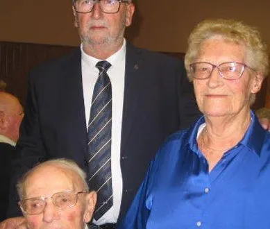 photo  le maire, gérard rosé, avec les doyens, hélène quénot et andré-raoul bourgault.  &copy;  ouest-france 