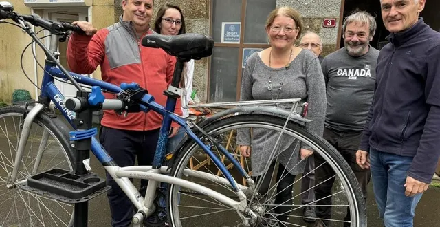 photo  l’équipe du secours catholique à athis-val-de-rouvre (orne), répare gratuitement des vélos.  &copy;  ouest-france 