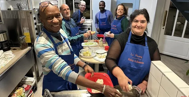 photo  plus attachantes les unes que les autres, des personnes au parcours de vie parfois cabossé ont pris plaisir à assister au premier atelier cuisine et table d’hôtes de l’escale solidaire, le passage, place d’alger au mans.  &copy;  ouest-france 