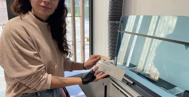 photo  au fab lab on peut découper et graver, comme ici par exemple sur un revêtement en aluminium.  &copy;  le maine libre 