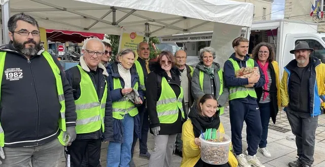 photo  les marcheurs ont rempli de mégots un seau de six litres lors de la « clean walk ».  &copy;  le maine libre 