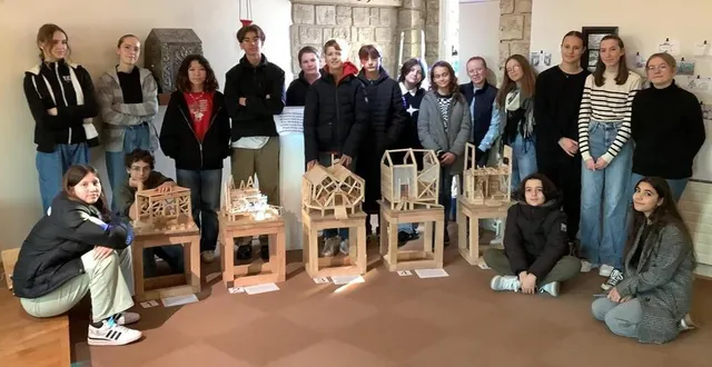 photo  les élèves posent fièrement devant leurs maquettes créées entièrement de leurs mains.  &copy;  stéphanie couret 