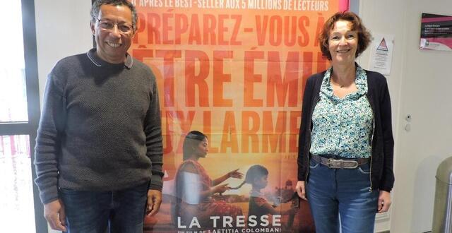 photo  frédéric brun et nicole renault, deux bénévoles engagés, devant l’affiche du film « la tresse », sorti en salle mercredi 29 novembre. 