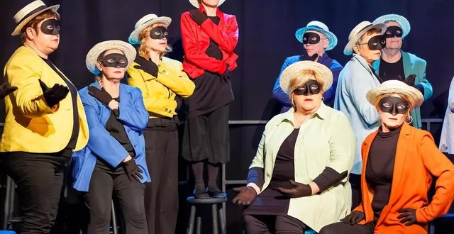 photo  « la pulse à l’oreille » troupe de chanteurs amateurs théâtralisé raconte le passage de la lumière à l’obscurité des mannequins lorsque la samaritaine ferme ses portes au public, galerie carnot, en continu, le 2 décembre 2023 à la ferté-bernard bernard ( sarthe ) pour la nuit des couleurs  &copy;  « la pulse à l’oreille » 