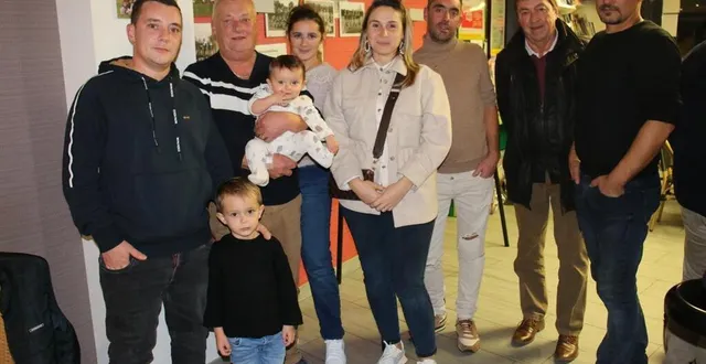 photo  raphaël roger, président, ( 3e à droite), accompagnés des membres du bureau et de bénévoles.  &copy;  ouest-france 