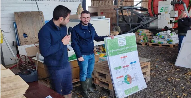 photo  maxime quignon de la coopérative a présenté la filière bois énergie, ici en compagnie de thomas jolly, conseiller territoire à la chambre d’agriculture des pays de la loire.  &copy;  co 