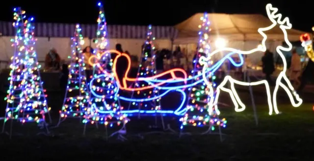 photo  de belles illuminations étaient installées entre les stands.  &copy;  le maine libre 