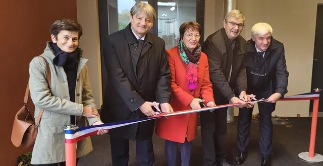 photo  de gauche à droite : christine pezavant, inspectrice de l’éducation nationale, éric zabouraeff, sous-préfet, marietta karamanli, députée, guy fourmy maire de challes, patrick desmazières, conseiller départemental.  &copy;  le maine libre 