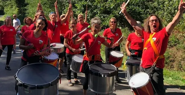 photo  la batucada les sourdingues animera le marché de noël, samedi 16 décembre.  &copy;  le maine libre 