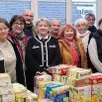 photo  les bénévoles, accompagnés de dominique haies, fiers de la générosité des habitants prêts à répartir les dons récoltés. 