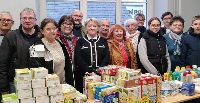 photo  les bénévoles, accompagnés de dominique haies, fiers de la générosité des habitants prêts à répartir les dons récoltés.  &copy;  le maine libre 