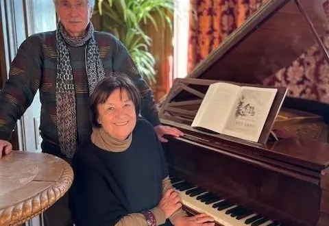 photo  le château de tressé accueillera un concert organisé par l’association pour la sauvegarde et la mise en valeur du collège de combrée, présidée par geneviève charbonneau-bloomfield. des œuvres des compositeurs polonais albert sowinski, à qui daniel lérault (debout) a consacré un opuscule, et frédéric chopin.  &copy;  dr / geneviève charbonneau-bloomfield 