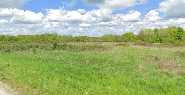 photo  c’est sur ce terrain de 5 ha, situé à saint-germain-de-clairefeuille, entre l’a28, la voie ferrée et la rd926, que l’aire de grands passages devrait être créée.  &copy;  capture d’écran / google street view 