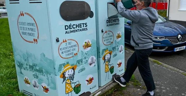 photo  le mans, jeudi 9 novembre 2023. cet habitant de la rue claircigny, dans le quartier de la madeleine, vient tous les jours déposer ses déchets alimentaires dans les bennes spécifiques récemment installées.  &copy;  photo le maine libre – yvon loué 