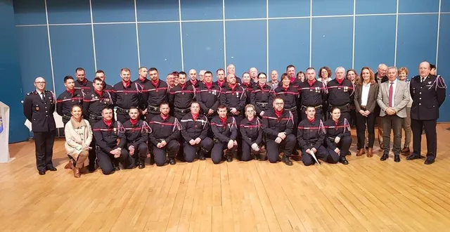 photo  traditionnelle mais incontournable photo de famille des sapeurs-pompiers de bonnétable.  &copy;  le maine libre 