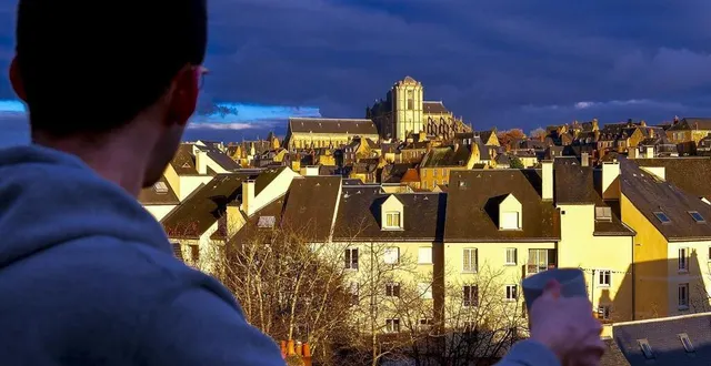 photo  au quatrième étage d’un immeuble dans le quartier lafayette, cette famille récemment installée au mans profite chaque jour d’une vue magnifique sur la cathédrale.  &copy;  le maine libre – yvon loué 