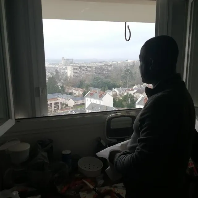 photo rue henri-bergson, elvis trouve sa vue sur la cathédrale jolie, mais il préfère les châteaux : « là où les rois ont vécu ! ».  ©  le maine libre