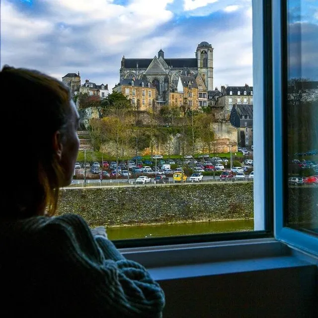 photo marine et pierre-alexis, quai ledru-rollin, ne se lassent pas d’une vue qu’ils trouvent « incroyable ».  ©  le maine libre – yvon loué